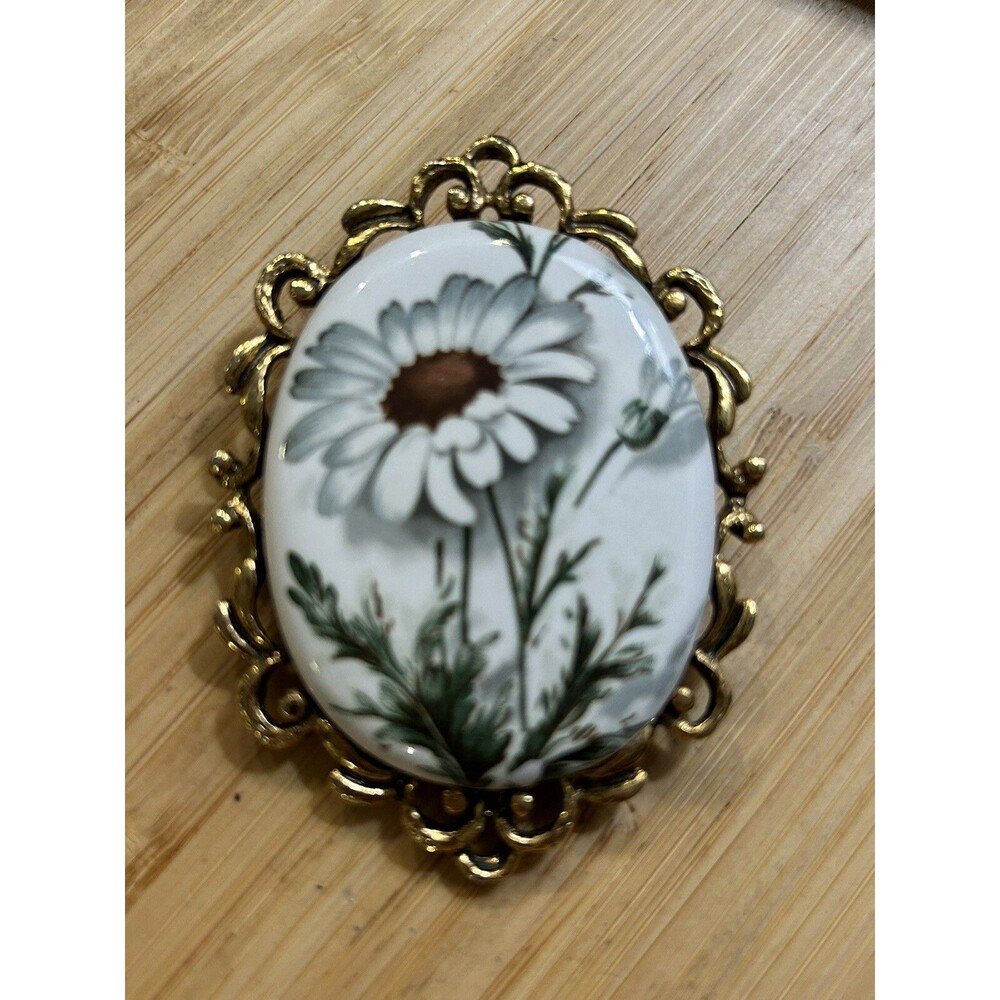 Hand Painted Ceramic Brooch Pin Pendant Daisy Cottage Core Vintage